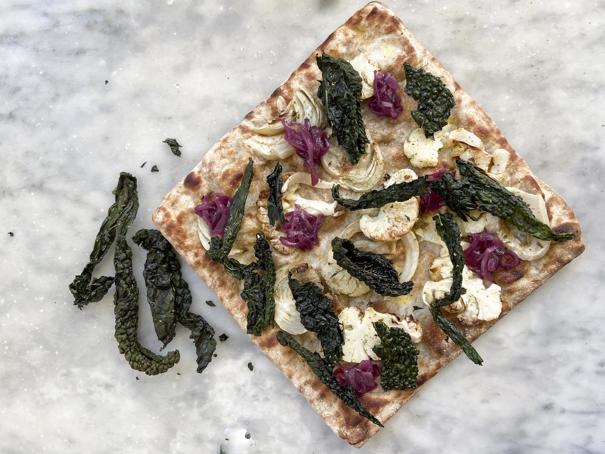 Pizza con chips di cavolo nero